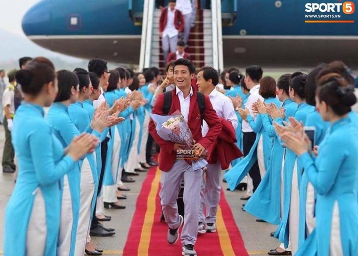 Đoàn thể thao Việt Nam hát Quốc ca và “Như có Bác Hồ trong ngày vui đại thắng” trên máy bay - Ảnh 7.