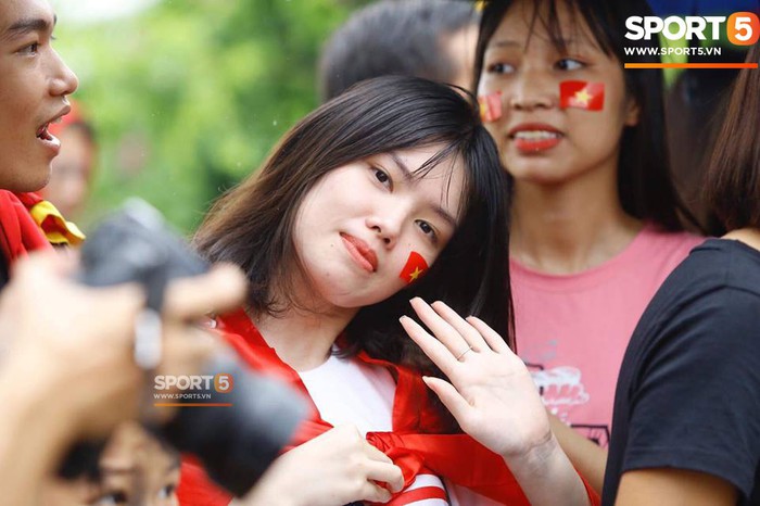 Olympic Việt Nam và đoàn thể thao Việt Nam về nước: Những người hùng trở về trong vòng tay chào đón của cổ động viên - Ảnh 13.