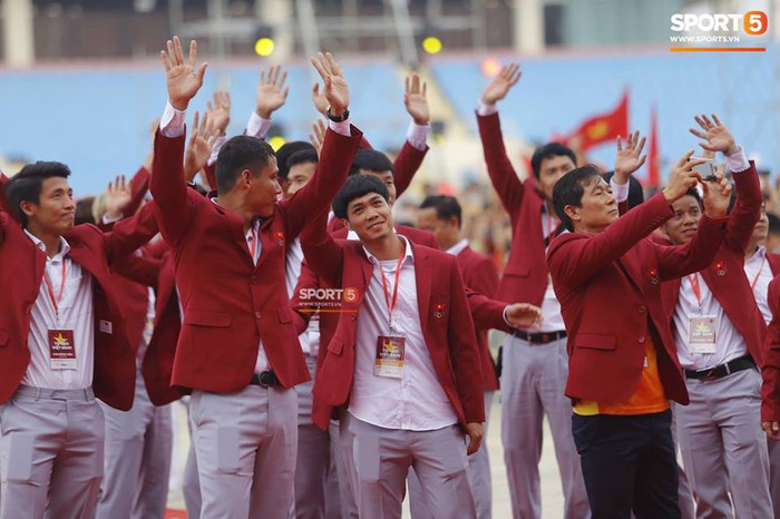 Olympic Việt Nam và đoàn thể thao Việt Nam về nước: Những người hùng trở về trong vòng tay chào đón của cổ động viên - Ảnh 29.