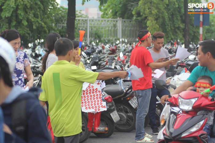 Phe vé hoạt động công khai trước buổi lễ vinh danh đoàn thể thao Việt Nam - Ảnh 3.