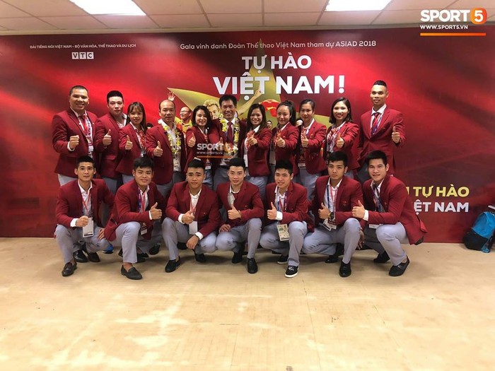 Olympic Việt Nam và đoàn thể thao Việt Nam về nước: Những người hùng trở về trong vòng tay chào đón của cổ động viên - Ảnh 24.