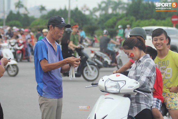 Phe vé hoạt động công khai trước buổi lễ vinh danh đoàn thể thao Việt Nam - Ảnh 1.