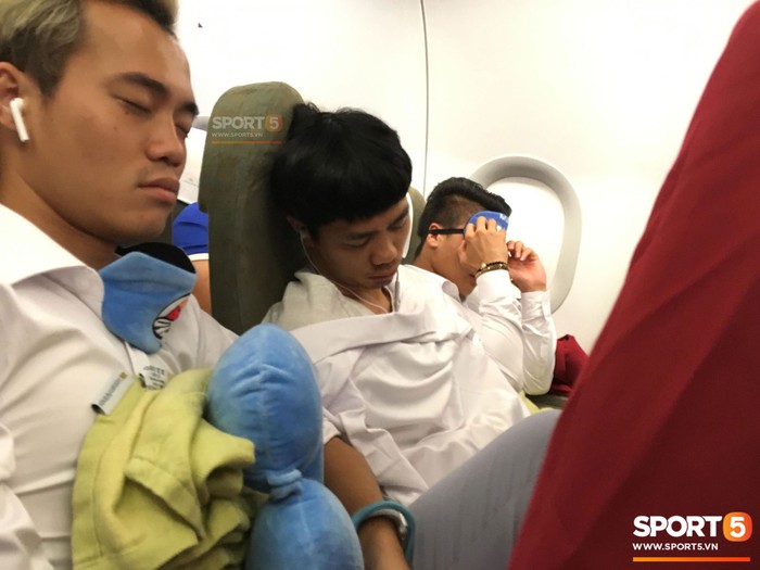 Tuyển thủ Olympic Việt Nam ngủ ngon trên chuyên cơ về nước - Ảnh 6.