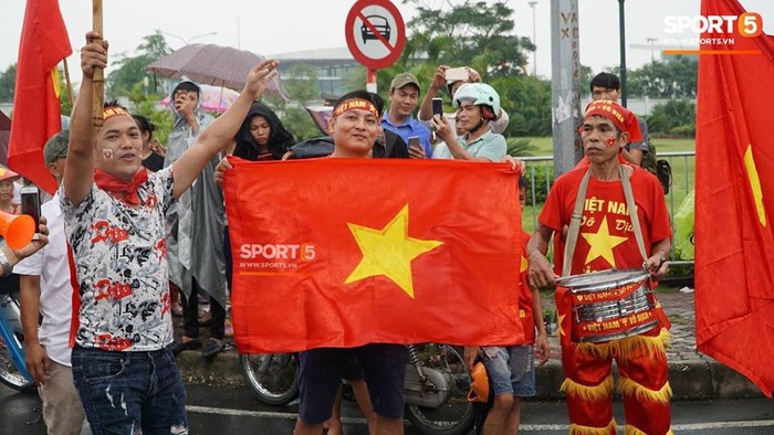 Olympic Việt Nam và đoàn thể thao Việt Nam về nước: Những người hùng trở về trong vòng tay chào đón của cổ động viên - Ảnh 11.