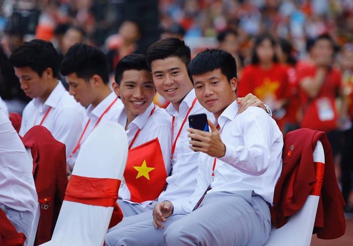Olympic Việt Nam và đoàn thể thao Việt Nam về nước: Những người hùng trở về trong vòng tay chào đón của cổ động viên - Ảnh 33.