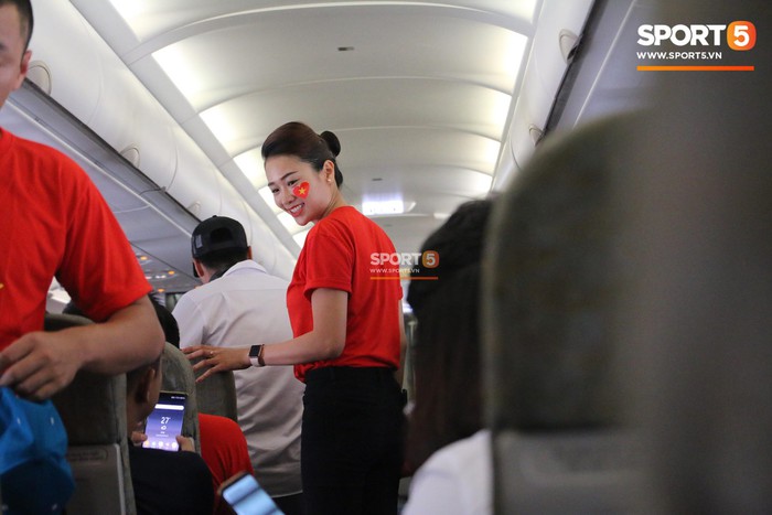 Cư dân mạng trầm trồ trước vẻ đẹp của tiếp viên hàng không trên chuyên cơ đón Olympic Việt Nam - Ảnh 1.