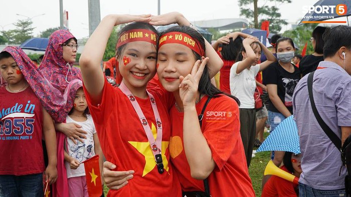 Olympic Việt Nam và đoàn thể thao Việt Nam về nước: Những người hùng trở về trong vòng tay chào đón của cổ động viên - Ảnh 8.