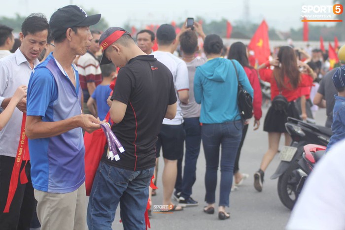 Phe vé hoạt động công khai trước buổi lễ vinh danh đoàn thể thao Việt Nam - Ảnh 2.