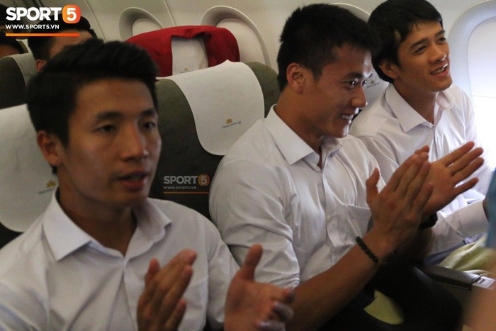 Đoàn thể thao Việt Nam hát Quốc ca và “Như có Bác Hồ trong ngày vui đại thắng” trên máy bay - Ảnh 3.