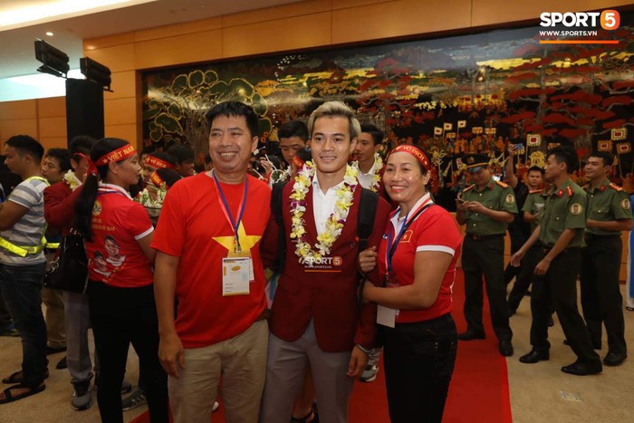 Các cầu thủ Olympic Việt Nam vỡ òa cảm xúc khi gặp lại người thân trong ngày trở về - Ảnh 4.