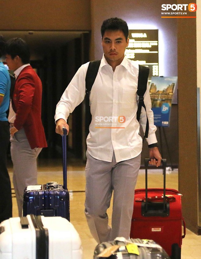 Các thành viên Olympic Việt Nam mắt nhắm mắt mở chuẩn bị hành lý về nước - Ảnh 2.