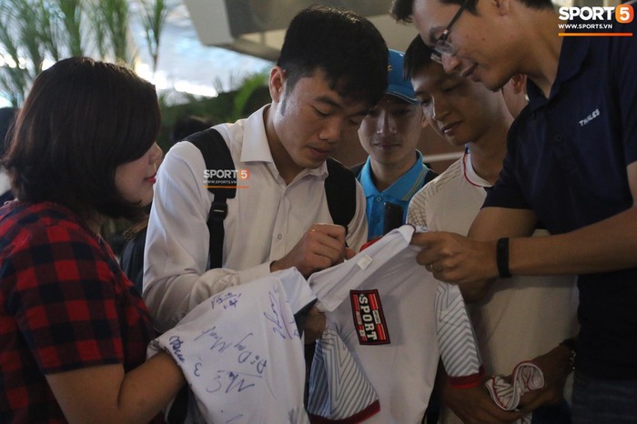 Các thành viên Olympic Việt Nam mắt nhắm mắt mở chuẩn bị hành lý về nước - Ảnh 7.