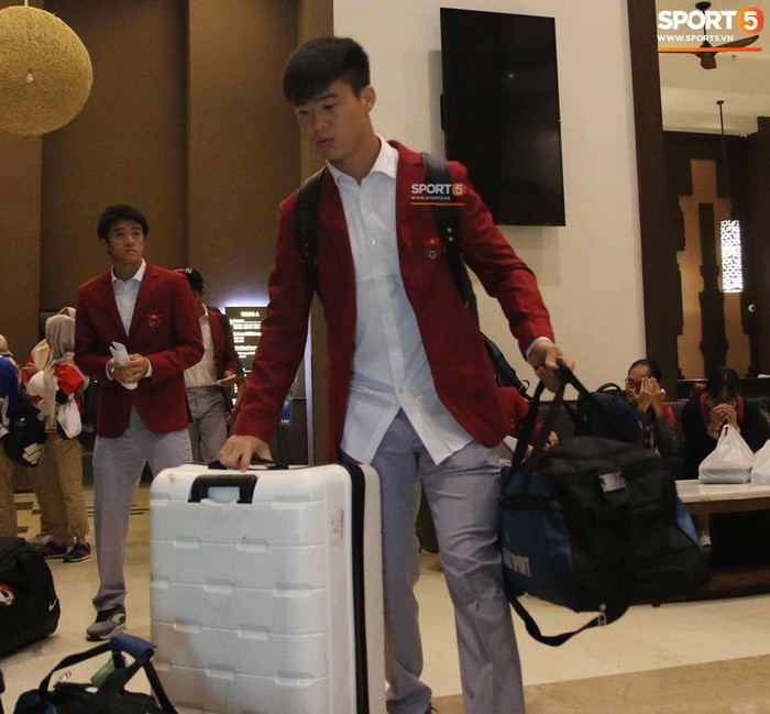 Các thành viên Olympic Việt Nam mắt nhắm mắt mở chuẩn bị hành lý về nước - Ảnh 5.