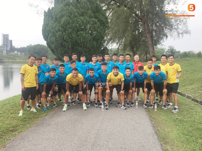VCK U16 Châu Á: Thủ môn Malaysia đạp đối phương thô bạo trong ngày đội nhà đại đại thắng 6-2 trước Tajikistan - Ảnh 4.