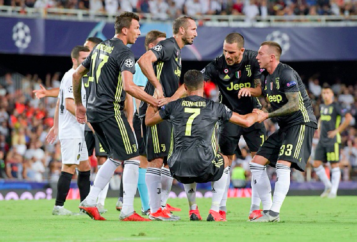 Ronaldo khóc tức tưởi khi nhận thẻ đỏ đầu tiên ở Champions League - Ảnh 5.