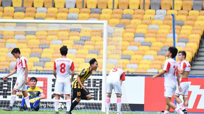 VCK U16 Châu Á: Thủ môn Malaysia đạp đối phương thô bạo trong ngày đội nhà đại đại thắng 6-2 trước Tajikistan - Ảnh 3.