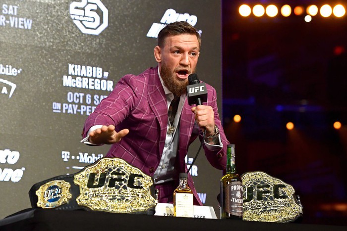 Conor McGregor tung võ mồm, mời chào mua rượu trong buổi họp báo với nhà vô địch bất bại - Ảnh 2.