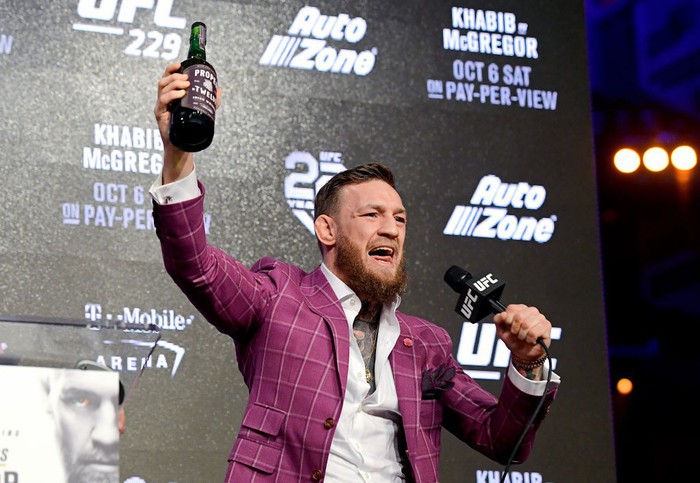 Conor McGregor tung võ mồm, mời chào mua rượu trong buổi họp báo với nhà vô địch bất bại - Ảnh 5.