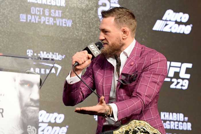 Conor McGregor tung võ mồm, mời chào mua rượu trong buổi họp báo với nhà vô địch bất bại - Ảnh 4.