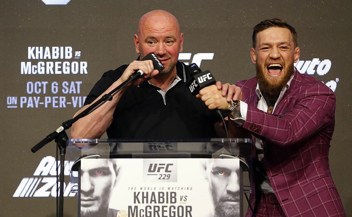 Conor McGregor tung võ mồm, mời chào mua rượu trong buổi họp báo với nhà vô địch bất bại - Ảnh 6.