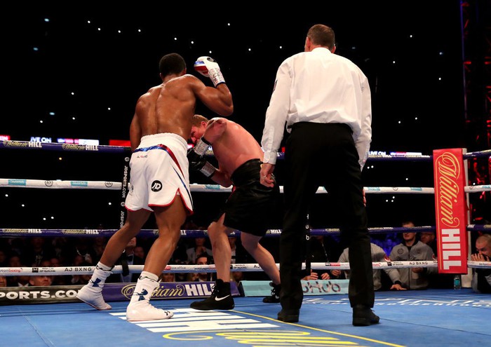 Hạ knock-out võ sĩ người Nga, Anthony Joshua bảo vệ thành công 4 đai thế giới - Ảnh 8.