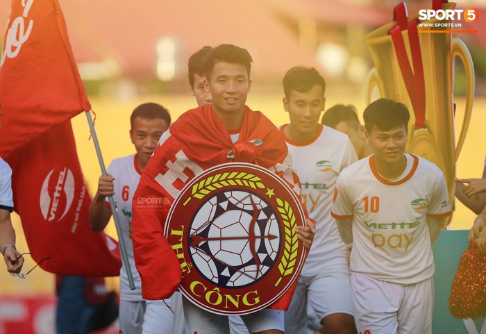 Giành quyền lên chơi V-League, Bùi Tiến Dũng hứa giữ bản sắc Thể Công, HLV Hải Biên lấy HAGL làm gương để trụ hạng - Ảnh 1.