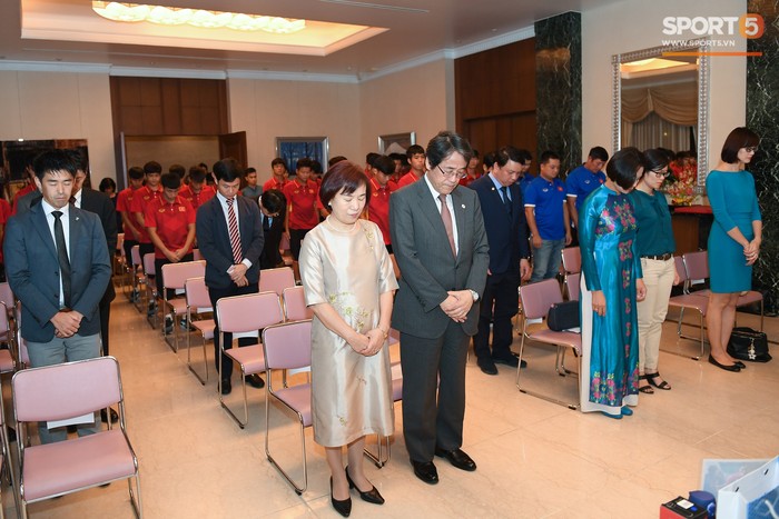 Đội tuyển U17 Việt Nam nhận tình cảm đặc biệt của Đại sứ Nhật Bản trong Lễ tiễn tại nhà riêng. - Ảnh 13.