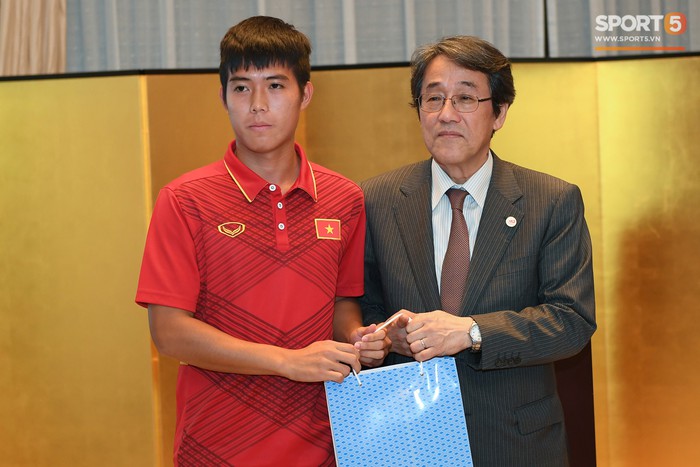 Đội tuyển U17 Việt Nam nhận tình cảm đặc biệt của Đại sứ Nhật Bản trong Lễ tiễn tại nhà riêng. - Ảnh 6.