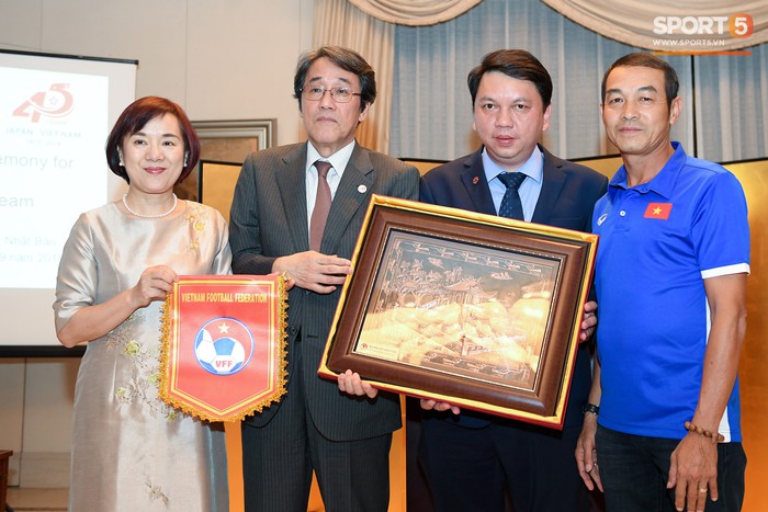 Đội tuyển U17 Việt Nam nhận tình cảm đặc biệt của Đại sứ Nhật Bản trong Lễ tiễn tại nhà riêng. - Ảnh 7.