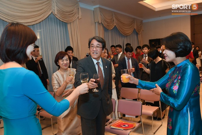 Đội tuyển U17 Việt Nam nhận tình cảm đặc biệt của Đại sứ Nhật Bản trong Lễ tiễn tại nhà riêng. - Ảnh 10.