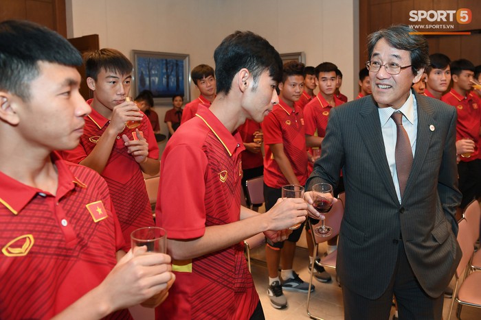 Đội tuyển U17 Việt Nam nhận tình cảm đặc biệt của Đại sứ Nhật Bản trong Lễ tiễn tại nhà riêng. - Ảnh 11.