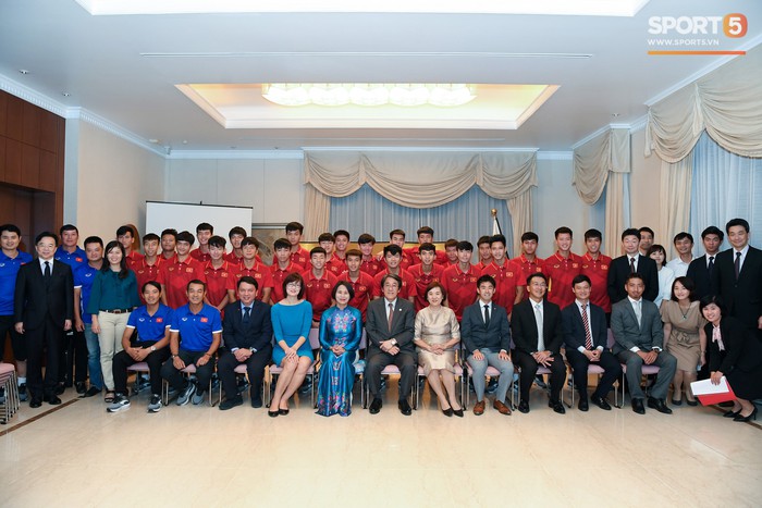 Đội tuyển U17 Việt Nam nhận tình cảm đặc biệt của Đại sứ Nhật Bản trong Lễ tiễn tại nhà riêng. - Ảnh 12.