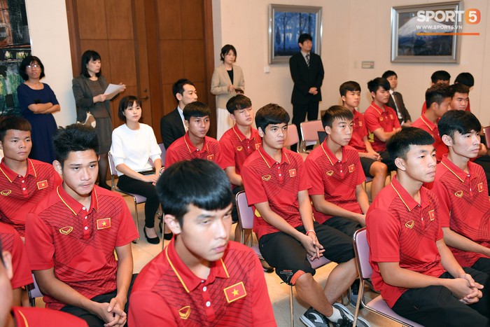 Đội tuyển U17 Việt Nam nhận tình cảm đặc biệt của Đại sứ Nhật Bản trong Lễ tiễn tại nhà riêng. - Ảnh 2.
