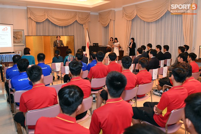 Đội tuyển U17 Việt Nam nhận tình cảm đặc biệt của Đại sứ Nhật Bản trong Lễ tiễn tại nhà riêng. - Ảnh 1.