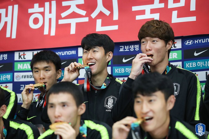 Không còn bị ném trứng thối, đội tuyển Olympic Hàn Quốc được chào đón như những người hùng ngày trở về - Ảnh 10.