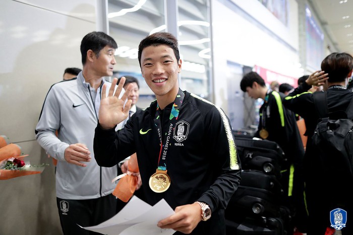 Không còn bị ném trứng thối, đội tuyển Olympic Hàn Quốc được chào đón như những người hùng ngày trở về - Ảnh 4.