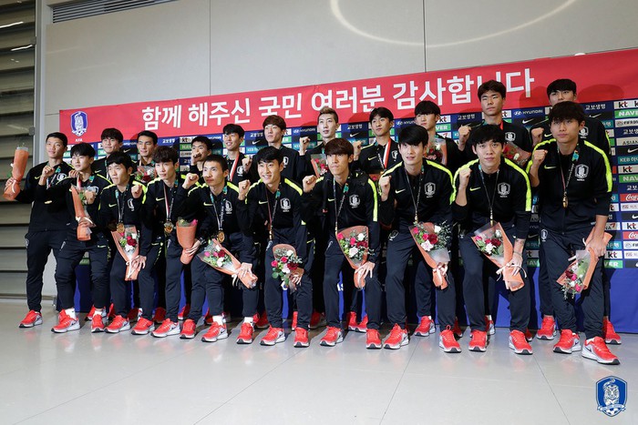 Không còn bị ném trứng thối, đội tuyển Olympic Hàn Quốc được chào đón như những người hùng ngày trở về - Ảnh 8.