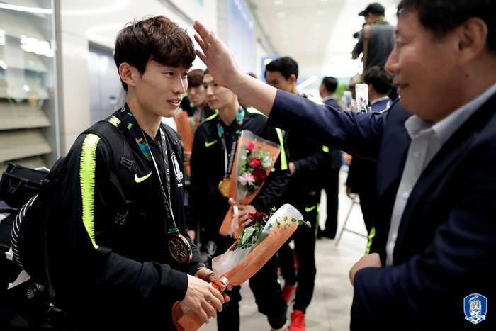 Không còn bị ném trứng thối, đội tuyển Olympic Hàn Quốc được chào đón như những người hùng ngày trở về - Ảnh 5.