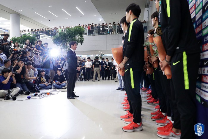 Không còn bị ném trứng thối, đội tuyển Olympic Hàn Quốc được chào đón như những người hùng ngày trở về - Ảnh 9.