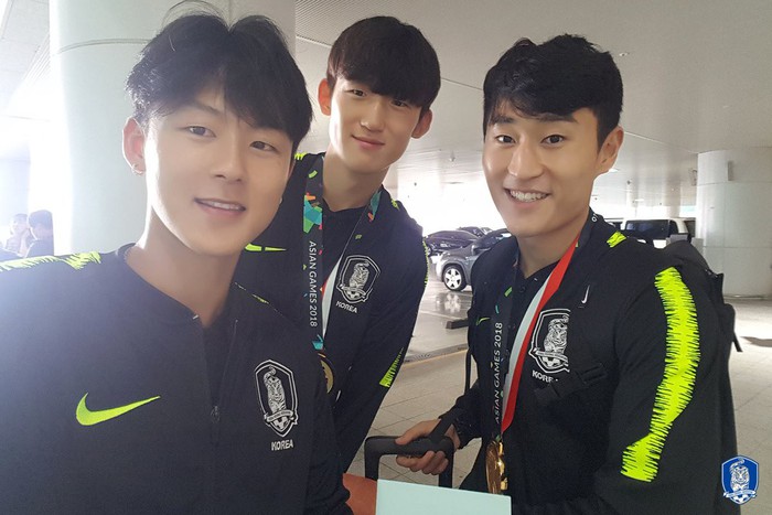 Không còn bị ném trứng thối, đội tuyển Olympic Hàn Quốc được chào đón như những người hùng ngày trở về - Ảnh 7.