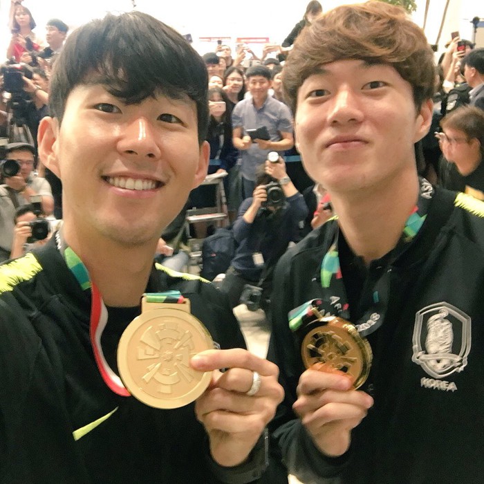 Không còn bị ném trứng thối, đội tuyển Olympic Hàn Quốc được chào đón như những người hùng ngày trở về - Ảnh 6.