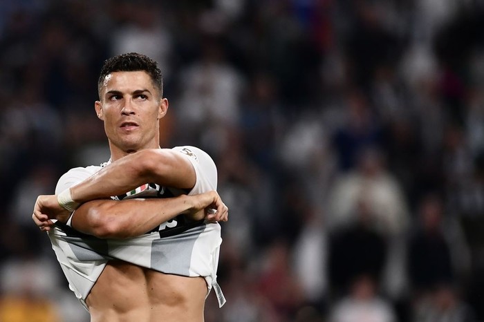 Ronaldo lại khiến chị em phát sốt bằng màn cởi áo khoe body cực phẩm - Ảnh 1.