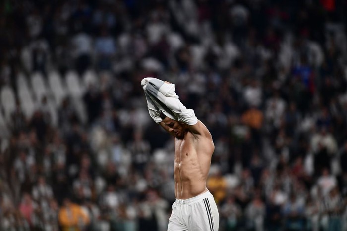 Ronaldo lại khiến chị em phát sốt bằng màn cởi áo khoe body cực phẩm - Ảnh 2.