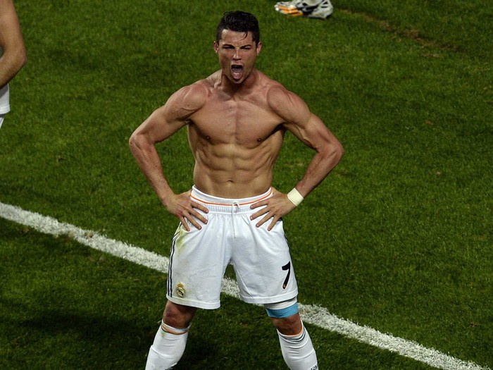Ronaldo lại khiến chị em phát sốt bằng màn cởi áo khoe body cực phẩm - Ảnh 11.