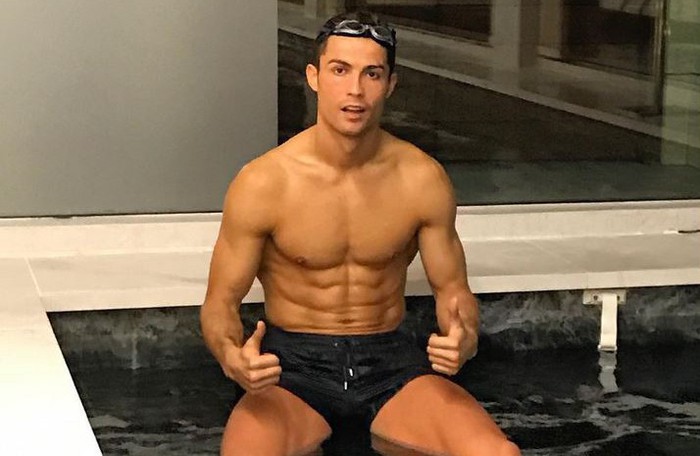 Ronaldo lại khiến chị em phát sốt bằng màn cởi áo khoe body cực phẩm - Ảnh 14.
