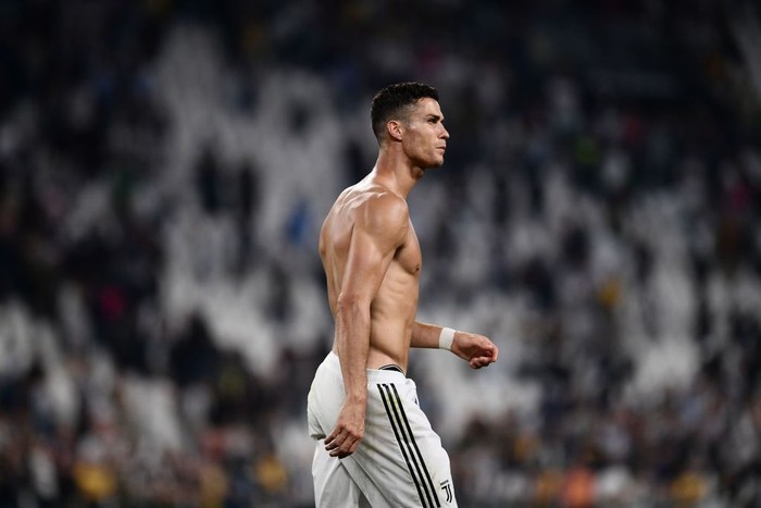 Ronaldo lại khiến chị em phát sốt bằng màn cởi áo khoe body cực phẩm - Ảnh 3.