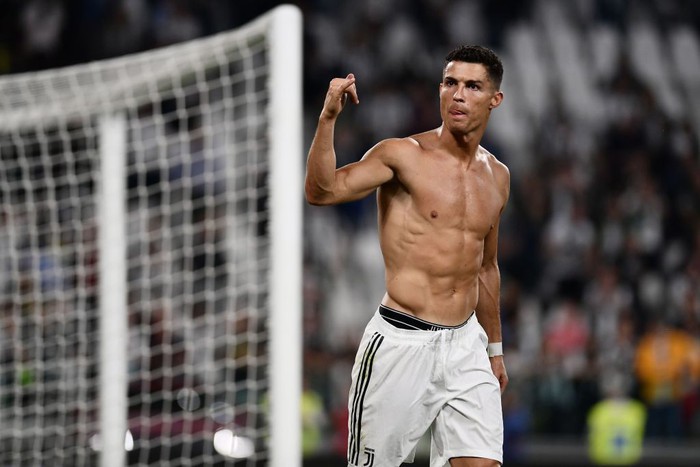 Ronaldo lại khiến chị em phát sốt bằng màn cởi áo khoe body cực phẩm - Ảnh 4.