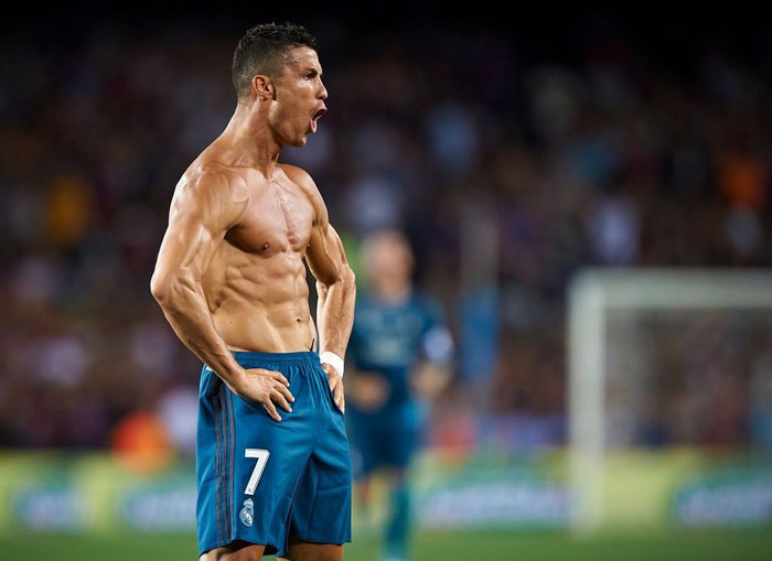 Ronaldo lại khiến chị em phát sốt bằng màn cởi áo khoe body cực phẩm - Ảnh 9.