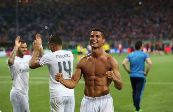 Ronaldo lại khiến chị em phát sốt bằng màn cởi áo khoe body cực phẩm - Ảnh 10.
