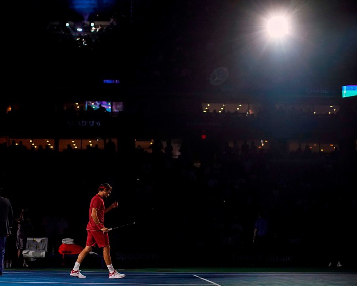 Federer thua sốc tay vợt ngổ ngáo ở vòng 4 US Open - Ảnh 2.